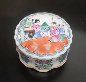 Asian Oriental Hand Painted Porcelain Bowl with Lid (Item# bed) - Picture 1 of 5