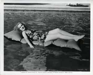 Eva Gabor Glamour Pin Up lying in swimming pool 1941 Original Stamped Photograph