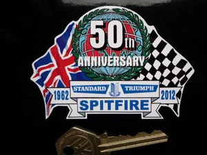 TRIUMPH SPITFIRE 50 ANIVERSARIO Banderas y desplazamiento clásico coche deportivo pegatina - Imagen 1 de 1