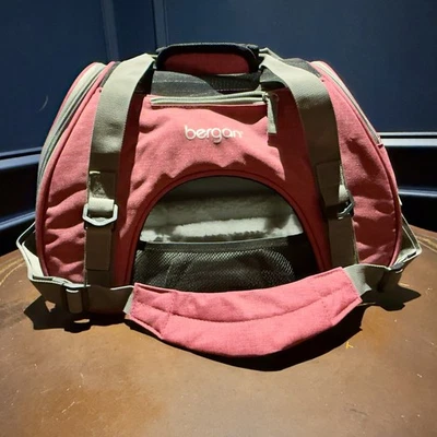 BERGAN•Bolsa de transporte rosa pequena para animais de estimação•Aprovada pela companhia aérea•Almofada de lã macia•Usada uma vez - Imagem 1 de 4