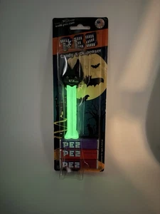 Dispensador de dulces de Halloween PEZ 2009 brilla en la oscuridad murciélago vampiro nuevo en paquete sellado - Imagen 1 de 5