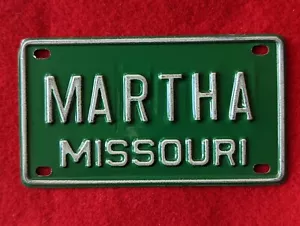 Matrícula de aluminio verde de colección década de 1960 MARTHA Missouri nombre niña bicicleta scooter - Imagen 1 de 2