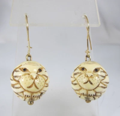 Pendientes colgantes antiguos del siglo XIX firmados japoneses con cuentas de gato Ojime cables de 14K Foto 1 de 4