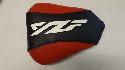CAPA DE ASSENTO TRASEIRO EM VINIL PARA 2007/2008 YAMAHA YZF R1 preto/vermelho - Imagem 1 de 4