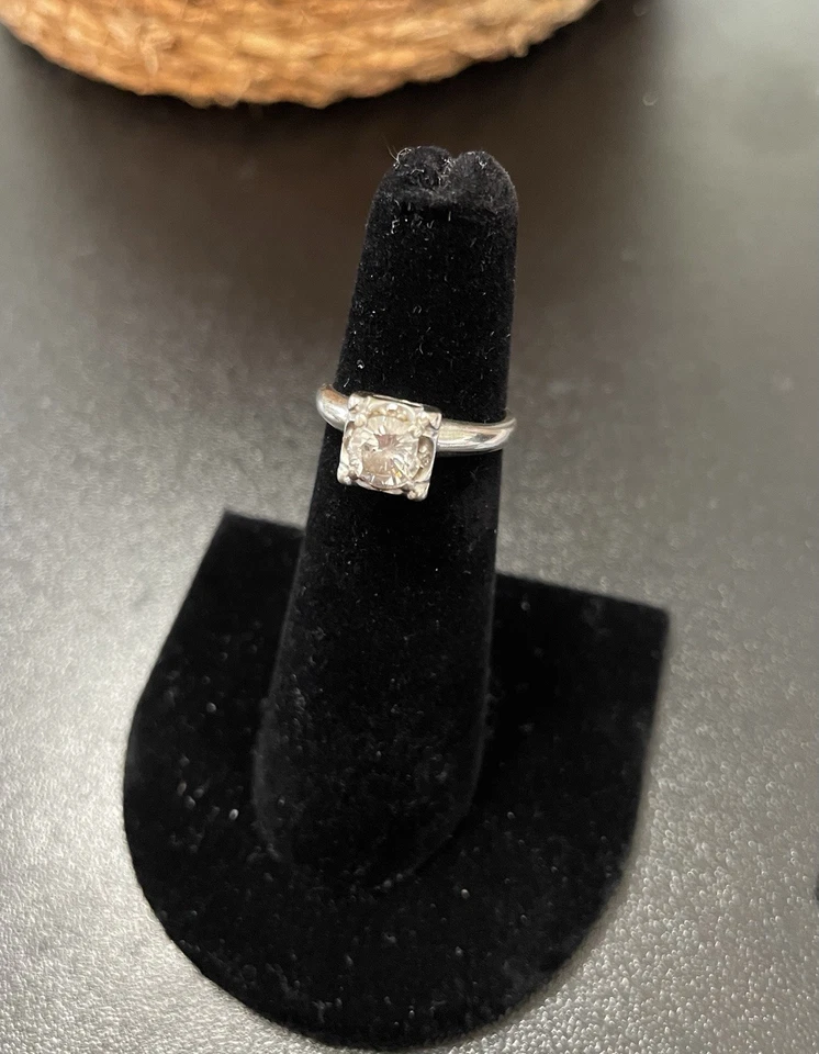 Anillo vintage de oro blanco de 14K y diamantes para dama Foto 1 de 4