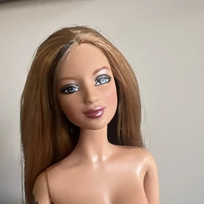 芭比收藏家 2006 硬摇滚安全娃娃裸体 + 珠宝(手链) — 第 1/4 张图片