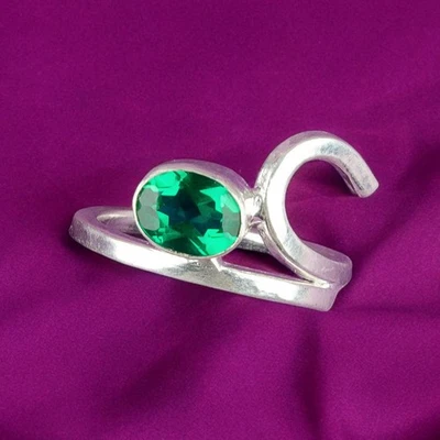 Anillo de plata esterlina 925 con piedras preciosas verdes esmeralda creado en laboratorio para DJ de todos los tamaños Foto 1 de 4
