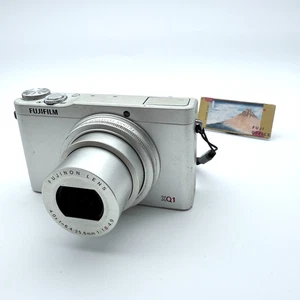 Fujifilm XQ1 silber 12MP Digitalkamera kompakt 4x Zoom 3" LCD Japan - Bild 1 von 10