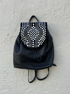 Mochila Vince Camuto Bonny de cuero con tachuelas en color negro.  Foto 1 de 4