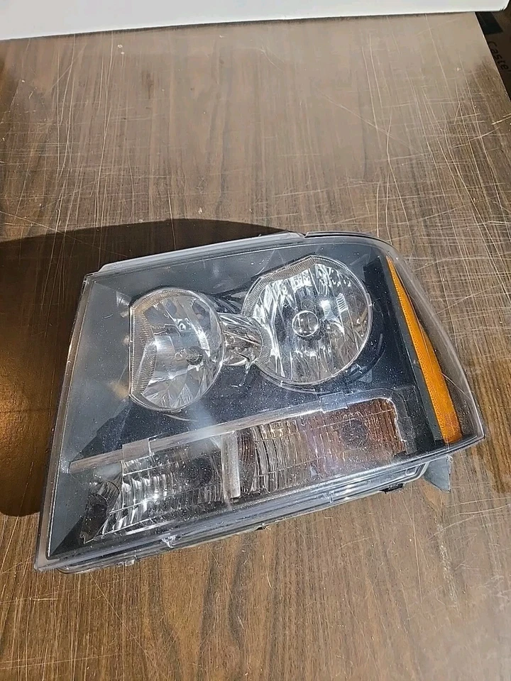 Faro izquierdo Chevrolet Avalanche Tahoe Suburban 2007-2013 20760578 pestaña rota Foto 1 de 4