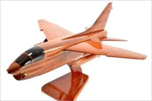 Hermoso modelo de escritorio de madera premium artesanal de caoba natural artesanal A-7 Corsair - Imagen 1 de 4