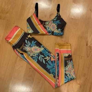 ONZIE BY FREE PEOPLE MOVEMENT Hot Yoga Graphic 2pc Set Size S NEW - Picture 1 of 3
