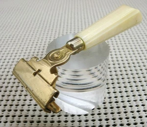 Vintage Schick Injektorklinge Sicherheitsrasur Rasierer weiß Lucite Griff sauber - Bild 1 von 4