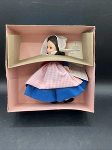 Vintage Madame Alexander Bélgica #562 - Caja y etiqueta originales - Imagen 1 de 6