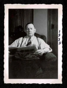 MAN LIVING ROOM CHAIR READING NEWSPAPER 1939 OLD/VINTAGE PHOTO SNAPSHOT- N37 - Imagen 1 de 1