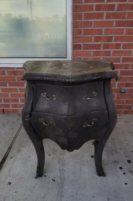 Par de Cómodas Bomba Estilo Luis XV Rapeadas en Piel de Serpiente Sintética Verde Oliva Foto 1 de 2