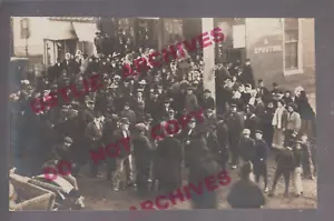 Manchester MISSOURI RPPC 1908 NEGOZIO DI FERRAMENTA folla in attesa GIORNO DI VENDITA? MO - Foto 1 di 3