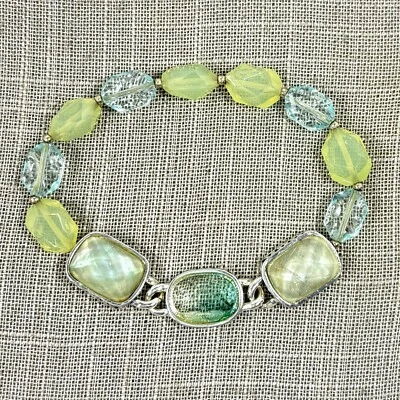 Brazalete elástico tono plata firmado por Napier facetado tonos verdes piedras acrílicas Foto 1 de 4