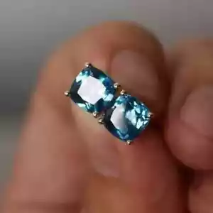 2 kt Cushion Lab Created Blautopas Solitär Ohrstecker 14 Karat Weißgold vergoldet - Bild 1 von 7