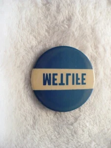 TR- DISTINTIVO SPILLA VINTAGE METLIFE (SCRITTO ALL'INDIETRO) #41695 - Foto 1 di 9
