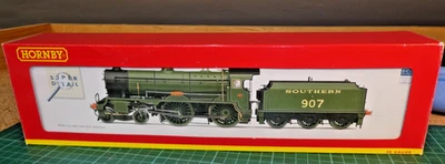 Hornby R2843 SR 4-4-0 School Class loco 907 'Dulwich' in excellent condition. - Image 1 of 4