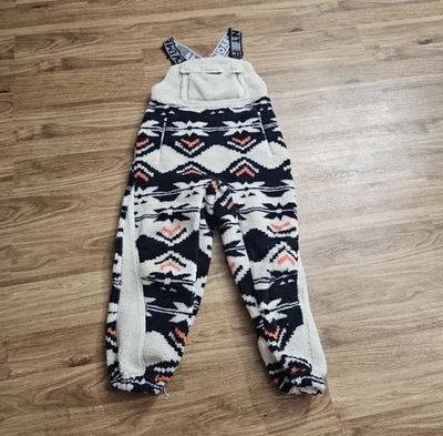 Baberos pequeños Free People Movement impresos Hit The Slopes Salopette negros de hadas Foto 1 de 4