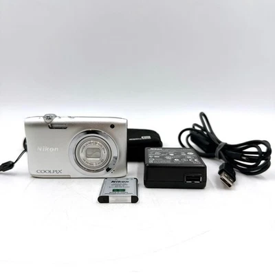 [Excelente Estado] Cámara digital Nikon COOLPIX A100 plateada Foto 1 de 4