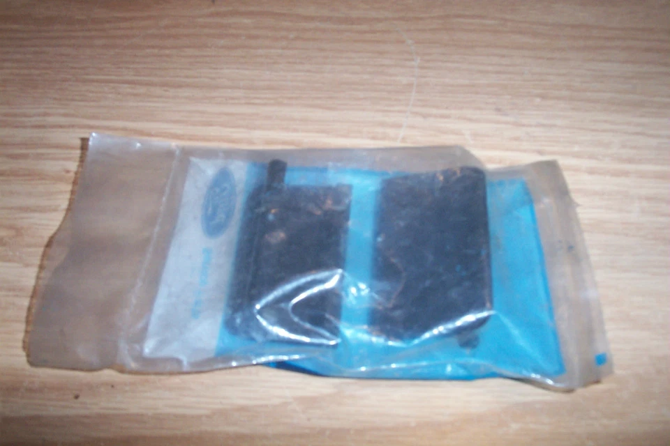 Nuevo de Lote Antiguo INSERTOS DE MALETERO CINTURÓN DE SEGURIDAD TRASERO FORD ESCORT MERCURY LYNX 1982-83 #E5FZ-58613D56A Foto 1 de 1