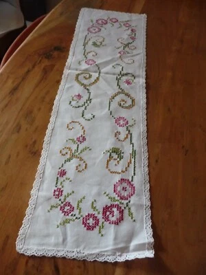 Napperon  lin blanc   avec broderies de fleurs multicolores   ( ref 36 ) - Photo 1/4