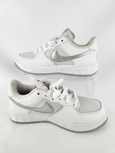 NIKE AIR FORCE 1 Low (GS) WHITE / SILVER (FV3981 100) Boys Sneakers Youth SZ 5Y - Picture 1 of 13