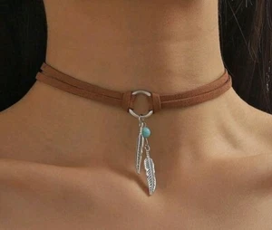 Collier ras du cou cordon suédine marron et pendentif plume Grise, Neuf - Picture 1 of 3