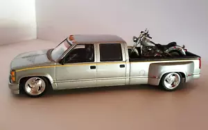 Chevrolet Crew Cab P/U with Fat Boy by Harley-Davidson 1:25 Scale 97890-98V - Picture 1 of 12