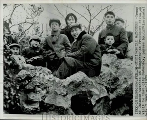 1972 Press Photo Spectators Watch President Nixon Pass By, Hangchow, China - Picture 1 of 2