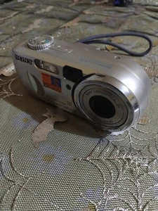 Sony Cybershot Digital Camera 4.1 Mega Pixels - Picture 1 of 11
