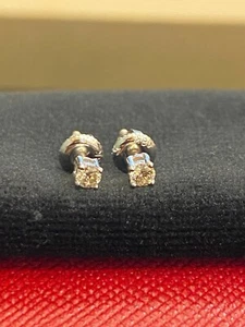 0.12 TCW Round Brilliant Cut Diamonds Solitaire Stud Earrings In 750 18K Gold - Picture 1 of 7