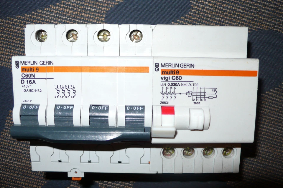 DISJONCTEUR DIFFERENTIEL TETRAPOLAIRE 16A 30mA COURBE D, MERLIN GERIN 16 AMPERES - Photo 1/1