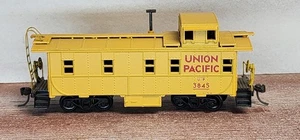 Union Pacific RR Yellow End Cupola Caboose 3845 Athearn 1252 RTR HO Scale - Picture 1 of 8