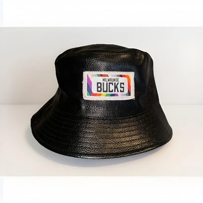 Chapéu Milwaukee Bucks Bucket couro sintético preto noite do orgulho promoção OSFM NBA - Imagem 1 de 4