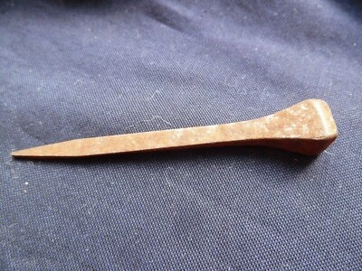 ancien grand clous en fer forgé 66 mm tête carré de 6/7 mm - Photo 1/3