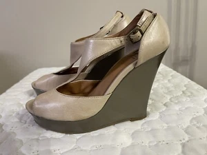 BC Shoes Women 7.5 Wedge Platform Heels Beige Gold - Picture 1 of 8