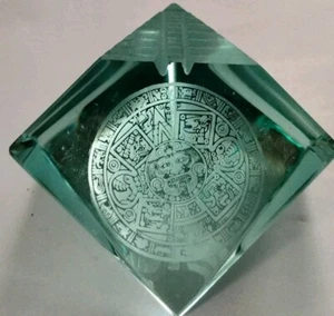 Myan Pyramide Glas Briefbeschwerer mit Myan Symbol Türkis 2 3/4" x 3 3/4"... - Bild 1 von 18