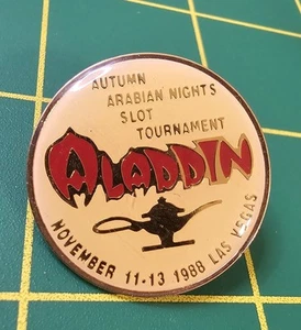 Spilla da bavero vintage Aladdin 1988 tornei slot notti arabe Las Vegas Nevada - Foto 1 di 2