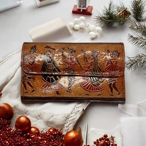 Portafoglio portamonete pochette similpelle figure danzanti tribali in rilievo - Foto 1 di 17
