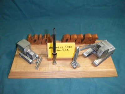 Juego de escritorio excavadora y topadora de peltre John Deere con tarjetero y bolígrafo sobre base de roble Foto 1 de 3