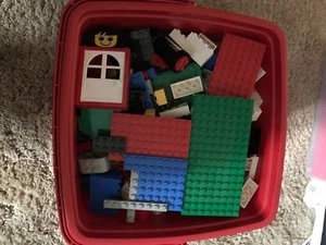 Lego 6 1/2 Pfund verschiedene Legosteine & Bausteine in Lego rotem Behälter - Bild 1 von 8