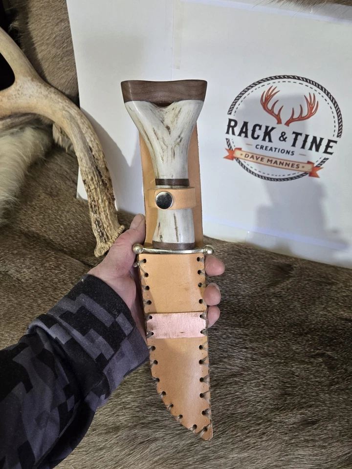 HERMOSO CUCHILLO DE CAZA CON CUERNO DE CIERVO HECHO A MANO HOJA DE CARBONO CON FUNDA 12"  Foto 1 de 4