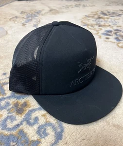 Cappello Arc'teryx logo tesa piatta camionista nero su nero berretto a rete 5 pannelli OSFA - Foto 1 di 8