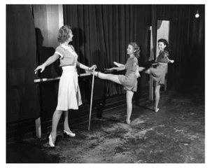 VIRGINIA WEIDLER & ANNE ROONEY con instructor de ballet MGM 8x10 fotograma -- n514 - Imagen 1 de 1