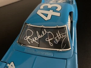 Richard Petty Signed Franklin Mint Superbird 1/24 Diecast - Picture 1 of 11