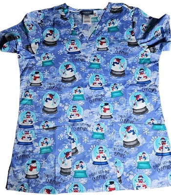 Blusa esfoliante médica Cherokee Winter Scene "Chillin' With My Snomies" tamanho médio. NOVO - Imagem 1 de 4